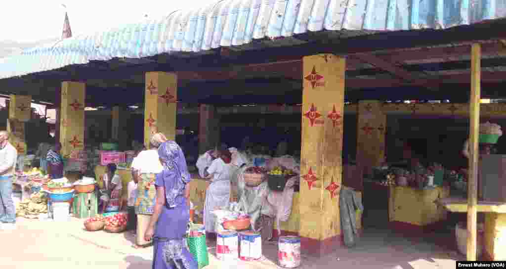 Le petit marché du Feu Rouge à Bukavu, RDC, le 2 août 2017.