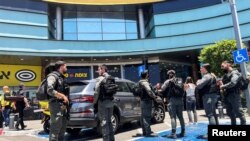 ماموران پلیس بیرون یک مرکز تجاری در کرمیئیل جمع شده اند - ۱۳ تیر ۱۴۰۳