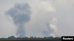 Dim posle navodne eksplozije u selu Majskoje na Krimu (Foto: REUTERS)
