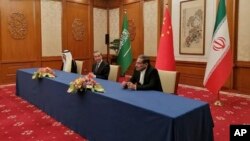 علی شمخانی، دبیر شورای عالی امنیت ملی ایران (راست)، مساعد بن محمد العیبان، مشاور امنیت ملی عربستان (چپ) و وانگ یی، ارشدترین دیپلمات چین.