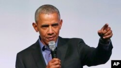 Mantan Presiden Obama berpidato di hadapan pengunjung, sebagai pembicara terakhir dalam pertemuan puncak Yayasan Obama di Chicago, 1 November 2017.