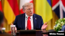 唐纳德·特朗普总统在白宫东厅主持多边会议，与会者包括乌克兰总统泽连斯基及欧洲各国领导人。(2025年8月18日)