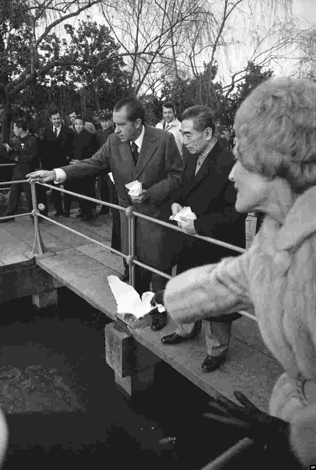1972年2月26日中国总理周恩来陪美国总统尼克松和夫人游览杭州西湖，在花港观鱼景点喂鱼