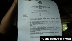 Dokumen kenaikan pangkat luar biasa polisi korban aksi terorisme bom bunuh diri. (VOA/Yudha Satriawan)