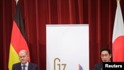 德国总理朔尔茨（左）和日本首相岸田文雄周六（3月18日）在东京的记者会上。