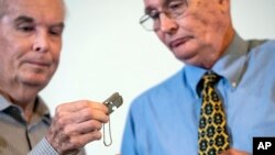 한국전에 참전했다가 지난 7월 북한에서 유해로 송환된 찰스 호버트 맥대니얼 상사의 군번줄이 아들 찰스 주니어(오른쪽), 래리 씨에게 전달됐다.