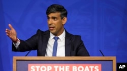 Waziri mkuu wa Uingereza Rishi Sunak akizungumza na waandishi wa habari, Downing street, London April 22, 2024