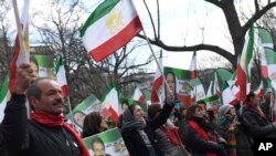 تصویری از تجمع طرفداران مجاهدین خلق. آرشیو