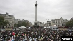 Londonda hayit bayramiga yig'ilgan musulmonlar, Trafelgar maydoni, 2006-yil.