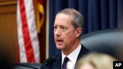 资料照片：2018年4月，时任国会众议院军事委员会主席的索恩伯里在国会的一个听证会上发表讲话。