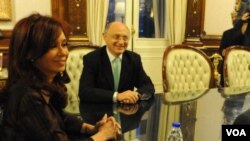 Presiden Argentina Cristina Kirchner (kiri) dan Menlu Hector Timerman mempertimbangkan tawaran kerjasama Iran.