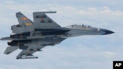 Pesawat tempur Rusia Sukhoi Su-27 (foto: dok). Sebuah jet Rusia jenis Su-27 dilaporkan 'mencegat' pesawat AS saat terbang di atas Laut Hitam. 