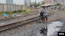 រូប​ភាពឯកសារ៖ បុរស​ម្នាក់​បណ្តើរ​កង់​នៅ​តាម​បណ្តោយ​ផ្លូវ​រថភ្លើង​ នៅ​ក្នុង​រាជធានី​ភ្នំពេញ​ កាល​ពី​ថ្ងៃ​ទី​១៩ ខែ​តុលា ឆ្នាំ​២០១៤។ (នូវ​ ពៅ​លក្ខិណា/VOA