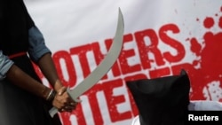 Para aktivis muda Bangladesh melakukan unjuk rasa memrotes praktik eksekusi di Arab Saudi, dalam aksi teatrikal di Dhaka, Bangladesh (foto: ilustrasi). 