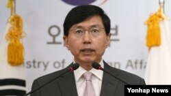 조준혁 외교부 대변인이 24일 오후 서울 종로구 도렴동 외교부 청사에서 북한의 잠수함발사탄도미사일(SLBM) 발사에 대한 논평을 발표하고 있다. 조 대변인은 "주요국들과의 긴밀한 협력 하에 유엔 안보리 등에서 필요한 조치를 취해 나갈 것"이라고 밝혔다. 2016.4.24