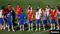 Sesi latihan Kesebelasan Spanyol pada Piala Eropa 2016. (Foto: Reuters/Javier Barbancho)