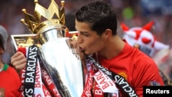 Cristiano Ronaldo mencium piala juara Liga Primer ketika masih bermain untuk Manchester United, 16 Mei 2009 (foto: dok). 