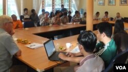 រូប​ឯកសារ៖ ការពិភាក្សា​ទៅ​លើ​ប្រធានបទ​ស្តី​អំពី​«គំរូ​មួយ​នៃ​ការ​ផ្លាស់ប្តូរ​លទ្ធិ​ប្រជាធិបតេយ្យ​របស់​ប្រទេស​ប៉ូឡូញ»​ ដែល​រៀបចំ​ដោយ​ក្រុម​យុវជន​កាហ្វេ​នយោបាយ​ នៅ​មូលនិធិ​ Konrad-Adenauer-Stiftung កាលពី​ថ្ងៃ​សៅរ៍​ ទី​៩​ ខែ​មករា​ ឆ្នាំ​២០១៦។​ (សើ​ សាយ្យាណា​/VOA)