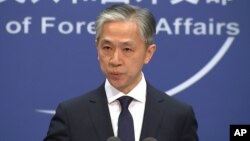 Portparol kineskog ministarstva spoljnih poslova, Vang Venbin govori tokom redovne konferencije na kojoj je čestitao izabranom predsedniku SAD Džou Bajdenu, u Ministarstu spoljnih poslova Kine, 13. novembra 2020. (Foto: AP)