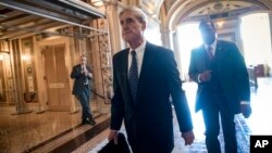 Penyidik Khusus Robert Mueller seusai rapat tertutup dengan Komite Senat Hukum mengenai campur tangan Rusia dalam pemilihan dan kemungkinan hubungan dengan kampanye Trump di Washington, 21 Juni 2017.