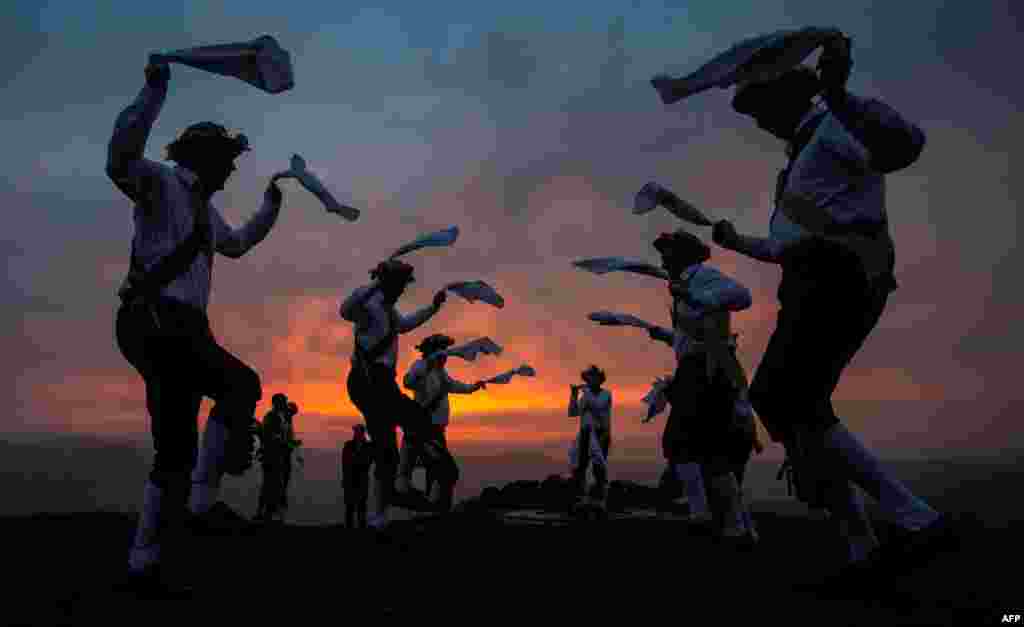 អ្នក​រាំ Chapel-en-le-Frith សម្តែង​របាំ​ប្រចាំឆ្នាំនៅ​លើភ្នំ Eccles Pike ក្នុង​ទីក្រុង Derbyshire ប្រទេស​អង់គ្លេស អំឡុង​ពេល​ព្រះអាទិត្យ​រះ​ ដើម្បី​អបអរ​ខែ​ឧសភា​និង​ការ​ចាប់ផ្តើម​នៃ​រដូវ​ក្តៅ។ &nbsp;