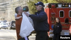 Roditelji i pripadnici hitnih službi pokušavaju da umire decu užasnutu današnjom pucnjavom u njihovoj školi u Konektiketu