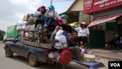 ប្រជាពលរដ្ឋ​ខ្មែរ​ ដែល​ភាគច្រើន​ជា​កម្មករ​រោងចក្រ​កាត់ដេរ បាន​ធ្វើ​ដំនើរ​តាម​រយៈ​រថយន្ត​ឈ្នួល​​ទៅ​លេង​ស្រុក​កំនើត​នៅ​តាម​ខេត្ត​នានា​ក្នុង​ឱកាស​បុណ្យ​ភ្ជុំបិណ្ឌ​ប្រពៃណី​ជាតិ​ នៅ​តាម​បណ្ដោយ​ផ្លូវ​ជាតិ​លេខ​៦A នៅ​ថ្ងៃ​សៅរ៍​ទី​១០​ ដែល​ត្រូវ​ជា​បិណ្ឌ​ទី​១៣។ (ឡេង ឡែន/ VOA Khmer)