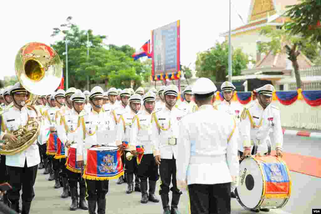 កងឯកភាពកិត្តិយស ត្រែទ័ពឈរចាំ ទទួលរដ្ឋមន្រ្តីនិងតំណាងរាស្ត្រនៅ ក្នុងសម័យប្រជុំពេញអង្គលើកទី១ នីតិកាលទី៦ នៅព្រឹកថ្ងៃពុធទី០៥ កញ្ញា ឆ្នាំ ២០១៨។ (ទុំ ម្លិះ/VOA)