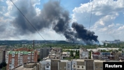 ផ្សែង​ហុយ​ចេញ​ពី​តំបន់​មួយ​ក្រោយ​ពី​រង​ការ​វាយប្រហារ​ដោយ​គ្រាប់​ផ្លោង​ពី​រុស្ស៊ី នៅ​ក្នុង​តំបន់ Donetsk ប្រទេស​អ៊ុយក្រែន ថ្ងៃទី ៥ ខែកក្កដា ឆ្នាំ២០២២។ 