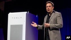 Generalni direktor "Tesle" Ilon Mask predstavlja nove baterije na solarnu energiju