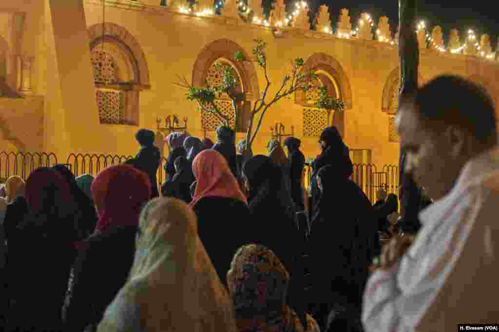 Muslim men and women stand in lines that stretch into the surrounding streets as the 13,200 square meter mosque filled completely, in old Cairo, Egypt, May 31, 2019. 