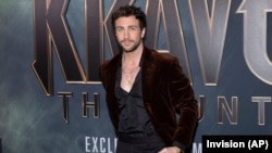 ແອຣອນ ທາຍເລີຣ໌ ນັກສະແດງນຳຂອງຮູບເງົາເລື້ອງ "Kraven the Hunter" ຮ່ວມການສາຍຮອບປະຖົມະເລີກທີ່ໂຮງມະຫໍລະສົບ AMC Lincoln Square ຢູ່ນະຄອນນິວຢອກ ເມື່ອວັນທີ 10 ທັນວາ 2024.