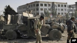 Kekerasan terus meningkat di beberapa tempat di Afghanistan, menewaskan warga sipil dan seorang tentara koalisi, Minggu (11/11).