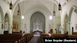 Prazna katolička crkva u Vorčesteru u Masačusetsu za vreme kovida, 5. aprila 2020. (Foto: Rojters/Brian Snyder)