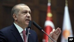 Le président turc Recep Tayyip Erdogan donne un discours aux membres de son parti au pouvoir au Parlement d'Ankara, en Turquie, le 20 février 2018.