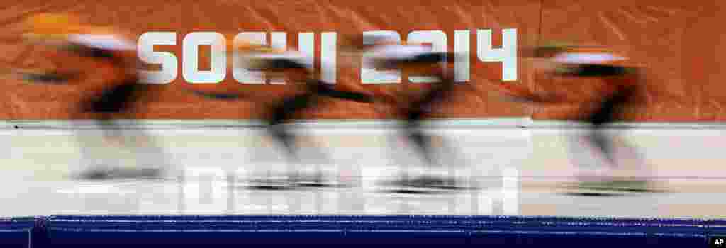 Atlit skate kecepatan dari Belanda berlatih di Adler Arena Skating Center menjelang Olimpiade Musim Dingin 2014 di Sochi, 4 Februari 2014.