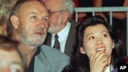 ARHIVA - Glumac Džin Hekmen sa suprugom Betsi Arakava, jun 1993. godina (Foto: AP)