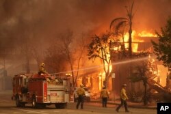 لاس اینجلس کے علاقے پساڈینا میں ایک مقام پر لگی آگ کو فائر فائٹرز بجھا رہے ہیں، فوٹو اے پی 8 جنوری 2025