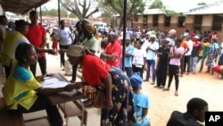 Les électeurs font la queue pour voter à Maputo, au Mozambique, le mardi 15 octobre 2019, dans le cadre des élections présidentielle, législative et provinciale du pays. (AP Photo / Ferhat Momade)