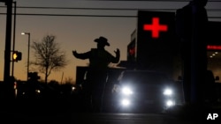Polisi Texas sedang mengatur lalu lintas dekat lokasi ledakan baru, di Austin, Texas, 20 Maret 2018.