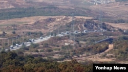 지난 23일 개성공단에서 나온 차량들이 남쪽으로 줄지어 이동하고 있다. 경기도 파주시 도라전망대에서 바라본 개성공단 모습.