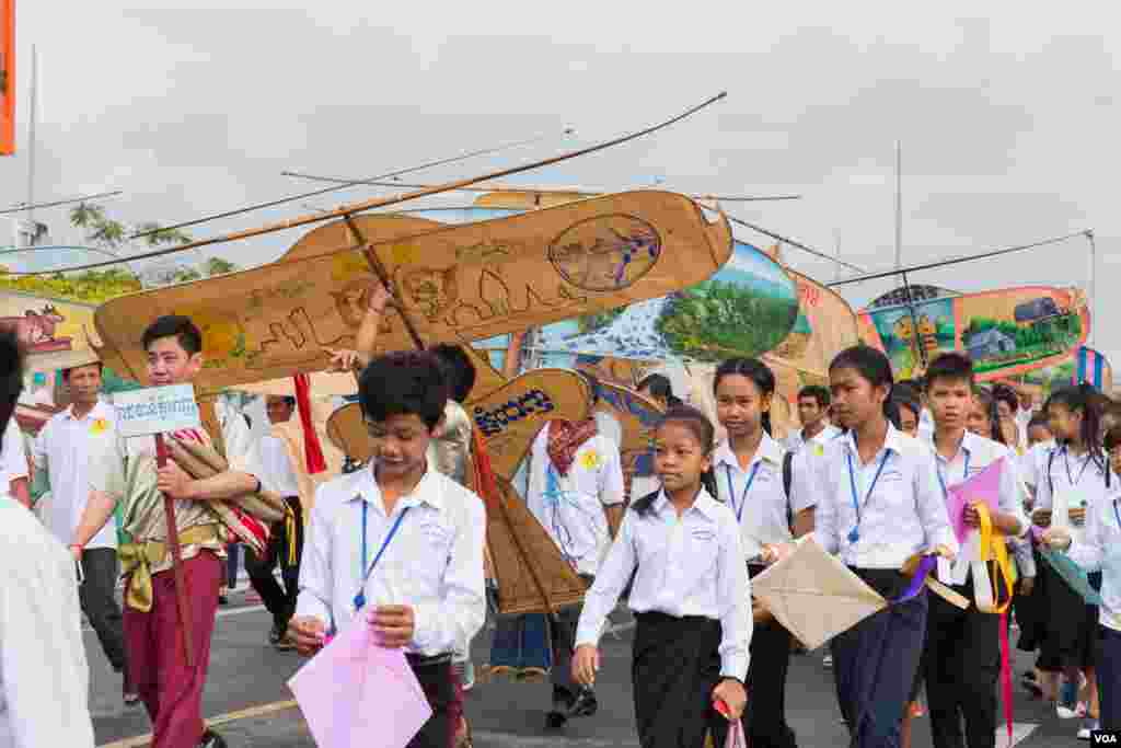 ខ្លែងខ្មែរត្រូវបានដាក់បង្ហាញ​​នៅក្នុង​​ការ​ប្រារព្ធ​មហោ​ស្រព​​បង្ហើរ​ខ្លែង​ខ្មែរ​​ ​លើក​ទី​២០​ នៅ​ឯ​បរិវេណ​​មជ្ឈមណ្ឌល​ពិព័រណ៍​កោះពេជ្រ​ ​ក្នុង​រាជធានី​ភ្នំពេញ​ ​កាល​ពី​ថ្ងៃ​ទី​១៤​ ​ខែ​ធ្នូ​ ​ឆ្នាំ​២០១៦។​ ​(ហ៊ាន សុជាតា​/ VOA)​&nbsp;