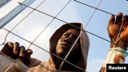 Ibrahim, originaire du Mali, devant un centre de refugies à Malilla, une enclave nord africaine appartenant à l'Espagne, en mars 2014.