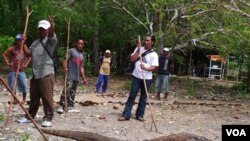 Para petugas taman nasional Pulau Komodo mengawasi seekor komodo agar tidak menyerang para turis yang datang ke pulau di provinsi NTT itu (foto: dok).