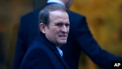 Taipan Ukraina Viktor Medvedchuk tiba untuk ikut dalam perundingan di Minsk, Belarus, Sabtu, 31 Januari 2015. Perwakilan untuk separates pro-Rusia, Rusia, Ukraina dan OSCE bertemu di Minsk hari Sabtu (31/1) untuk pembicaraan perdamaian dan menghentikan kekerasan yang semakin meningkat di Ukraina. (AP Photo/Sergei Grits)