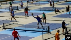 ภาพผู้คนเล่น 'พิกเคิลบอล' ที่เซ็นทรัลพาร์ค นครนิวยอร์ก เมื่อ 24 ส.ค. 2567