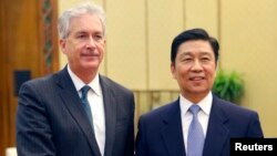 아시아를 순방 중인 윌리엄 번스 미국 국무부 부장관(왼쪽)이 22일 베이징 인민대회당에서 리위안차오 중국 국가부주석과 회동했다.