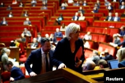 FILE - Pemimpin sayap kanan Prancis dan anggota parlemen Marine Le Pen tiba untuk memberikan suara pada mosi tidak percaya terhadap pemerintah Prancis, di Majelis Nasional di Paris pada 4 Desember 2024.