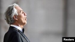 Penyanyi Italia Andrea Bocelli saat menggelar pertunjukan tunggal “Music for Hope” di Duomo, Milan, hari Minggu (12/4). 