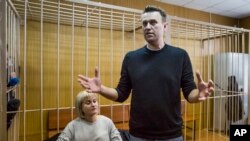 L'opposant russe Alexeï Navalny tente de s'exprimer devant le tribunal Tverskoï de Moscou. en présence de son avocate Olga Mikhailova, en Russie, le 27 mars 2017.